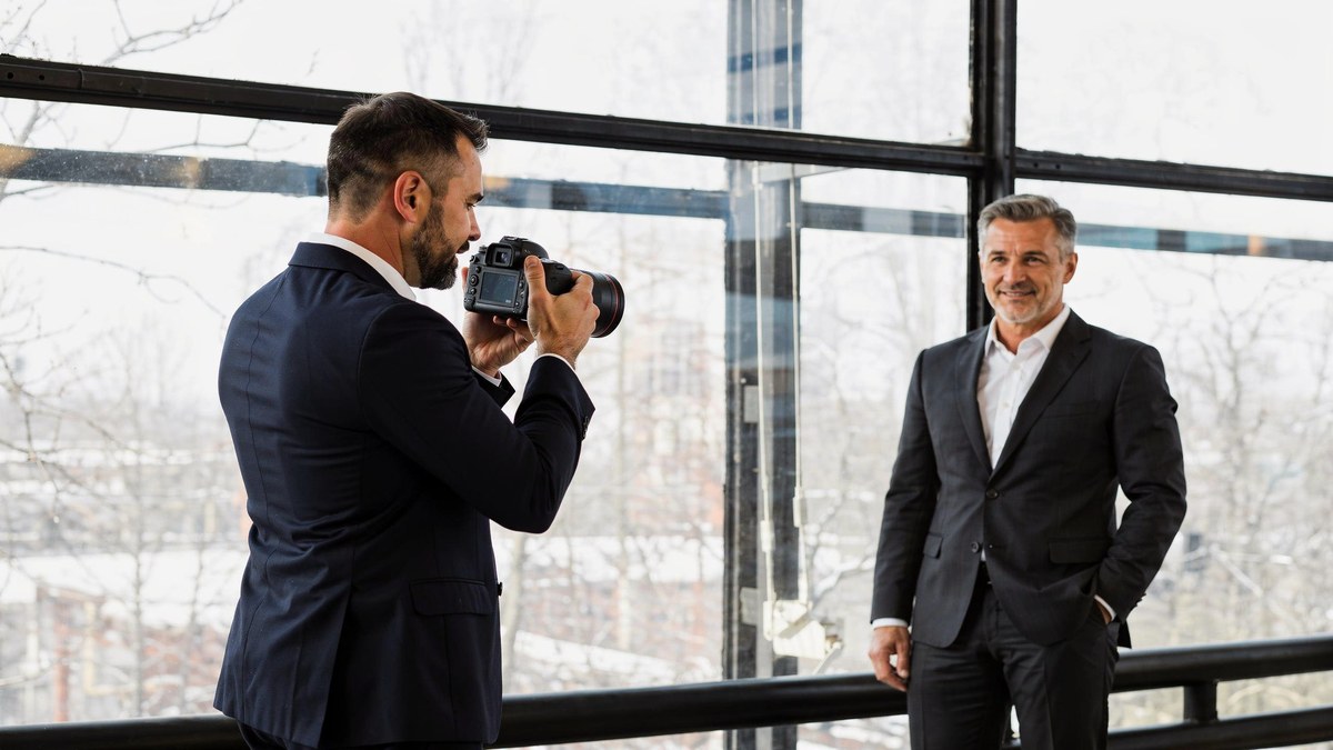 Professioneller Business-Fotograf bei Maklerporträt-Aufnahme