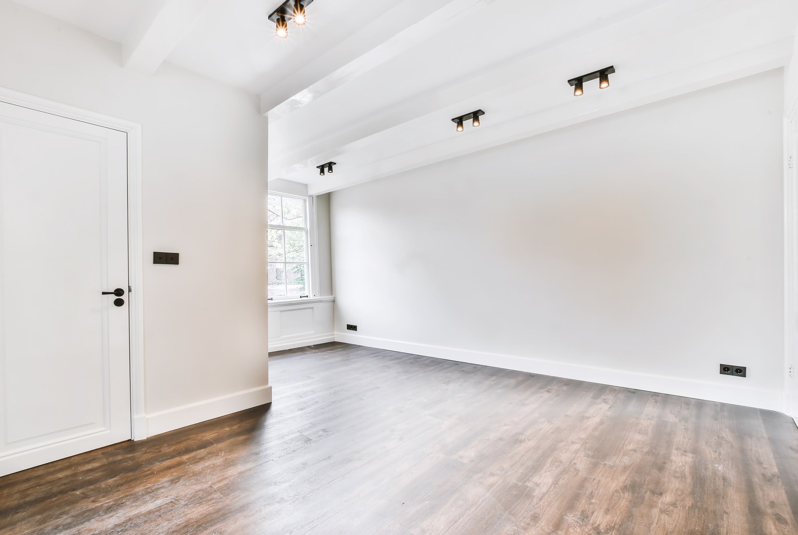 Leerer Wohnraum mit Holzboden — Originalfoto vor dem virtuellen Staging